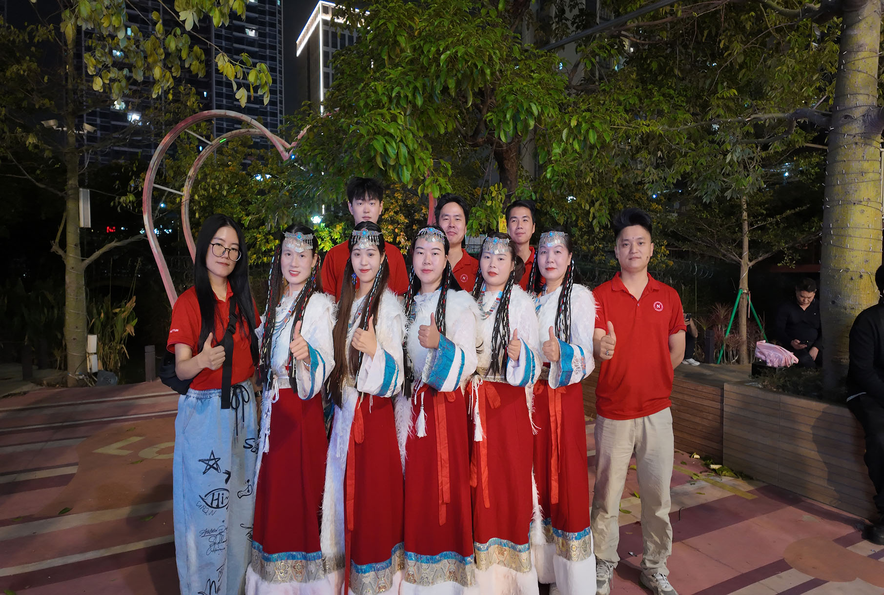 情暖重阳丨金秋送暖情满盈悦，莱博顿敬老汇演暖人心