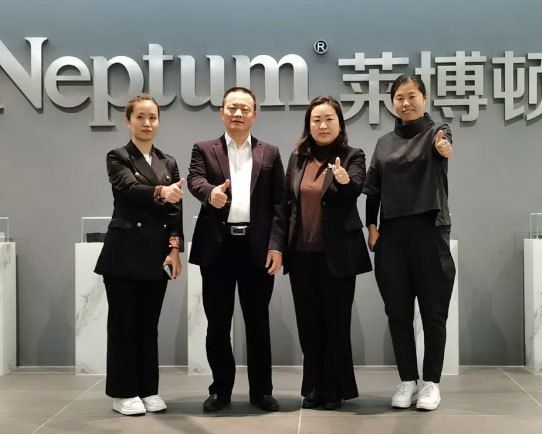 中装协材料应用分会秘书长梁宏瑀女士一行莅临莱博顿参观指导