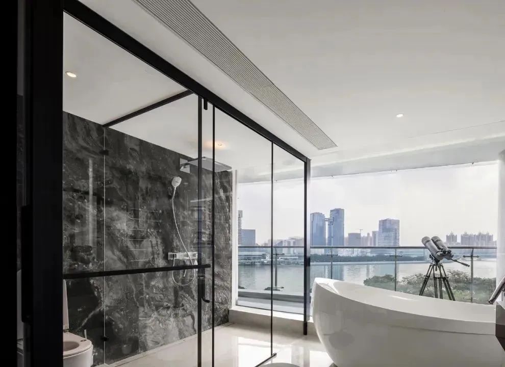 莱博顿&卫观作品 | 极简大气私宅，通透视觉拥抱珠江美景