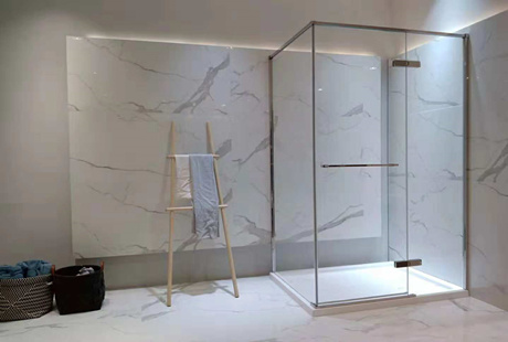 简易淋浴房与整体淋浴房哪个便宜？影响的因素有哪些？