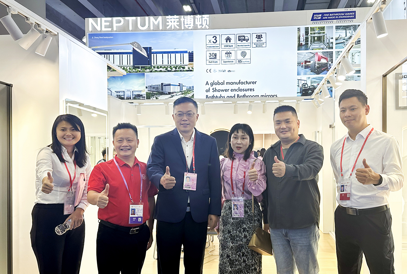 中山市商务局张俊峰局长与板芙镇袁成委员一行莅临第138届广交会莱博顿展位指导